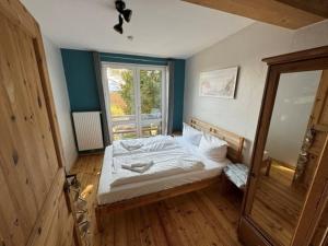um quarto com uma cama e uma janela em Haus Bade em Stralsund