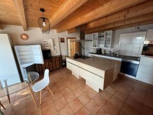 uma cozinha com uma mesa e uma cadeira branca em Haus Bade em Stralsund
