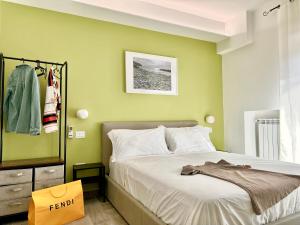 um quarto com uma cama e uma parede verde em Room Center Sorrento Baby em Sorrento