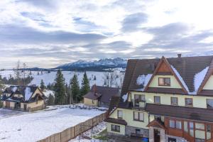 eine Luftansicht eines Hauses im Schnee in der Unterkunft Pokoje Gościnne Aniela Stasik in Gliczarów Górny