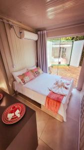 een kleine slaapkamer met een bed en een tafel bij Pousada Jardim Encantado - Suítes em Container na cidade do Cristo Protetor - Encantado RS in Encantado +46 foto's