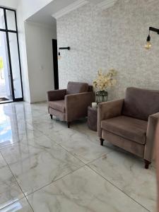 ein Wohnzimmer mit 2 Sofas und Marmorboden in der Unterkunft Letaba Boutique Hotel and Spa in Giyani