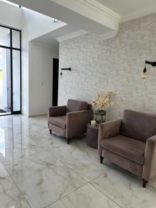 ein Wohnzimmer mit 2 Sofas und einem Sofa in der Unterkunft Letaba Boutique Hotel and Spa in Giyani
