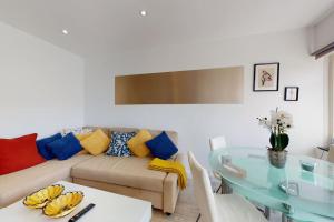 a living room with a couch and a glass table at Hampstead 4-bedrooms condo apartment in London