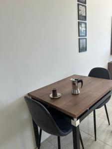 a wooden table with a tea kettle on top of it at Loft Central in Passo Fundo