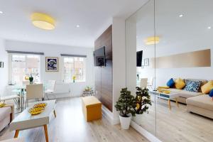 sala de estar con sofá y mesa en Hampstead 4-bedrooms condo apartment en Londres