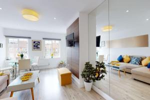 Khu vực ghế ngồi tại Hampstead 4-bedrooms condo apartment