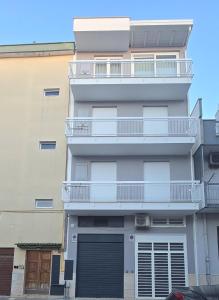 un condominio con balcone e garage di Case Vacanze 106 Maison De Charme a Giovinazzo