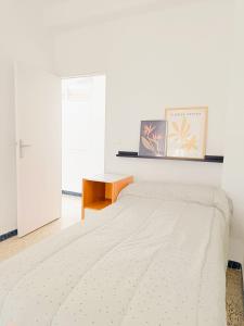 Dormitorio blanco con cama y mesa en EL CARPIO CENTRO - Córdoba - WiFi, en El Carpio