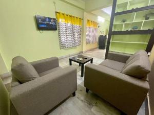 Posezení v ubytování Beautiful 2bhk centrally located with free parking