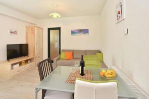 un soggiorno con tavolo e divano di Apartments with private pool a Trogir