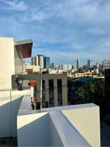 einen Balkon mit Blick auf die Skyline der Stadt in der Unterkunft Stargazing tent in Balcony at EKG House Rental in Manila