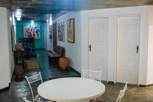 薩爾瓦多的住宿－pousada da sarafina ltda，客房内的白色桌椅