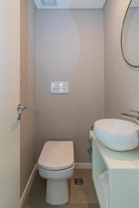 La salle de bains est pourvue de toilettes blanches et d'un lavabo. dans l'établissement InSoho by iPPA, à Buenos Aires