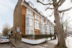 - un grand bâtiment en briques dans une rue de la ville dans l'établissement Star Hotel, à Londres