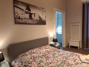 una camera con un letto e una foto appesa al muro di Loca a Torino