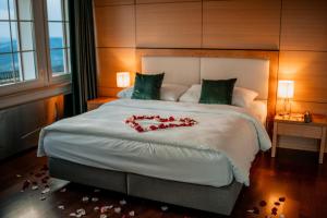 Postel nebo postele na pokoji v ubytování Hotel UTO KULM car-free hideaway in Zurich