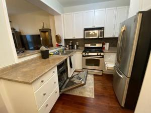 Кухня или кухненски бокс в 3BDR House in Oakville, Luxury, Style & Comfort