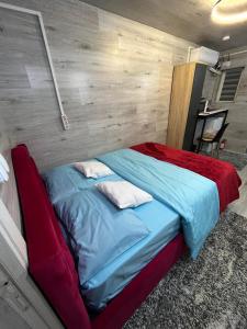 ein Bett mit zwei Kissen auf einem Zimmer in der Unterkunft Мини отель in Chişinău