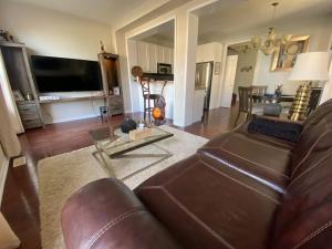 Кът за сядане в 3BDR House in Oakville, Luxury, Style & Comfort