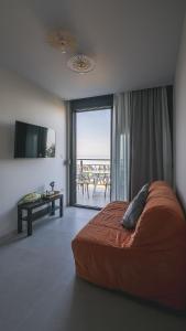 TV a/nebo společenská místnost v ubytování Electra BeachFront Suites, Nea Irakleia