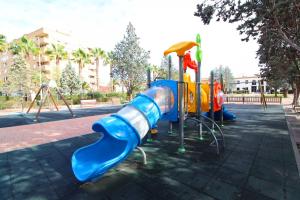 un parque infantil con tobogán en Global Properties, Piso centrico en Puerto de Sagunto y comodo en Puerto de Sagunto