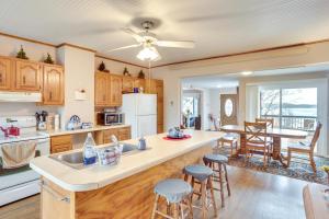 Köök või kööginurk majutusasutuses Countryside Retreat on Cokato Lake with Indoor Sauna