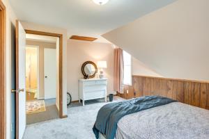 1 dormitorio con cama, tocador y espejo en Countryside Retreat on Cokato Lake with Indoor Sauna en Cokato