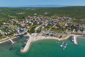 una vista aérea de una playa con gente en el agua en House Cirrus, en Sukošan