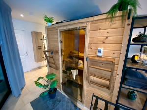 een groot aquarium in een kamer met planten bij B&B Wellness Soest in Soest