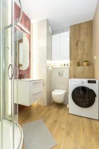 La salle de bains est pourvue de toilettes et d'un lave-linge. dans l'établissement Apartament Oscar, A4, à Lublin