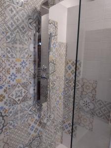y baño con ducha y puerta de cristal. en Soverato con Vista, en Soverato Marina