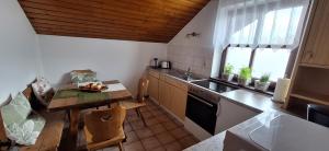 - une cuisine avec une table et un comptoir dans l'établissement Ferienhaus Resch, à Laufen
