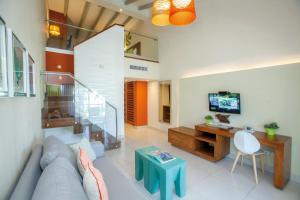 uma sala de estar com um sofá e uma televisão em Vista Sol Punta Cana Beach Resort & Spa - All Inclusive em Punta Cana
