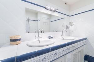 Baño blanco con 2 lavabos y espejo en Wonderful luxury house at 10min from Paris, en Meudon