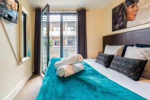 a bedroom with a large bed with a large window at China Town Apartment with Parking 29Arc in Birmingham