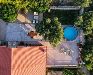 uma vista superior de uma casa com piscina em Myron Olive Villa Retreat em Áyios Míron