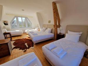 Postel nebo postele na pokoji v ubytování HOTEL DE L'ABBAYE DE LONGPONT + 37 fotografií