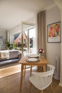 a dining room with a table and chairs and a window at Am Schloss in Bad Bentheim