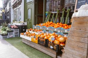 una tienda con naranjas y otras frutas y hortalizas en exposición en Star Hotel, en Londres