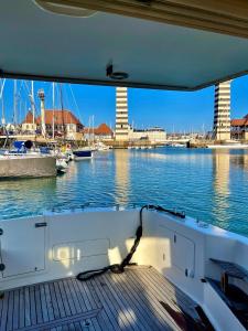 un bateau dans un port de plaisance avec des bateaux dans l'eau dans l'établissement YACHT DEAUVILLE, à Deauville