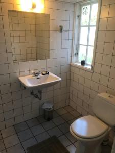 een badkamer met een wastafel en een toilet bij Pensionat Næsgaarden in Allinge