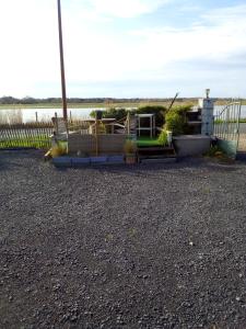 a yard with a fence and some plants on the ground at Au relais des migrateurs in Le Crotoy