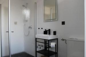 un bagno bianco con lavandino e doccia di Boutique Wohnung mit Domblick a Paderborn
