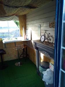 Habitación con chimenea, mesa y bicicleta en Au relais des migrateurs en Le Crotoy