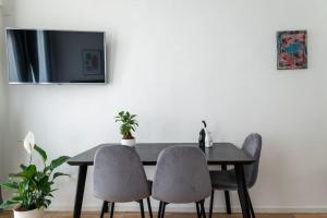 TV o dispositivi per l'intrattenimento presso Neat Studio Steps to Center by HM