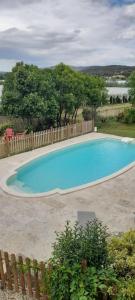 una grande piscina blu in un cortile di Chambres d'Hôtes, Domaine Les Peupliers a Lagnes
