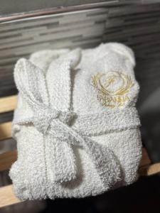 Una toalla blanca con un anillo. en Fabianna suite, en Agliano Terme