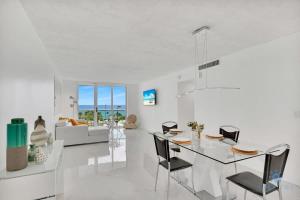 Posezení v ubytování Special Offer - Balcony - Beachfront Condo - Gym