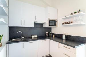 Cucina o angolo cottura di Neat Studio Steps to Center by HM